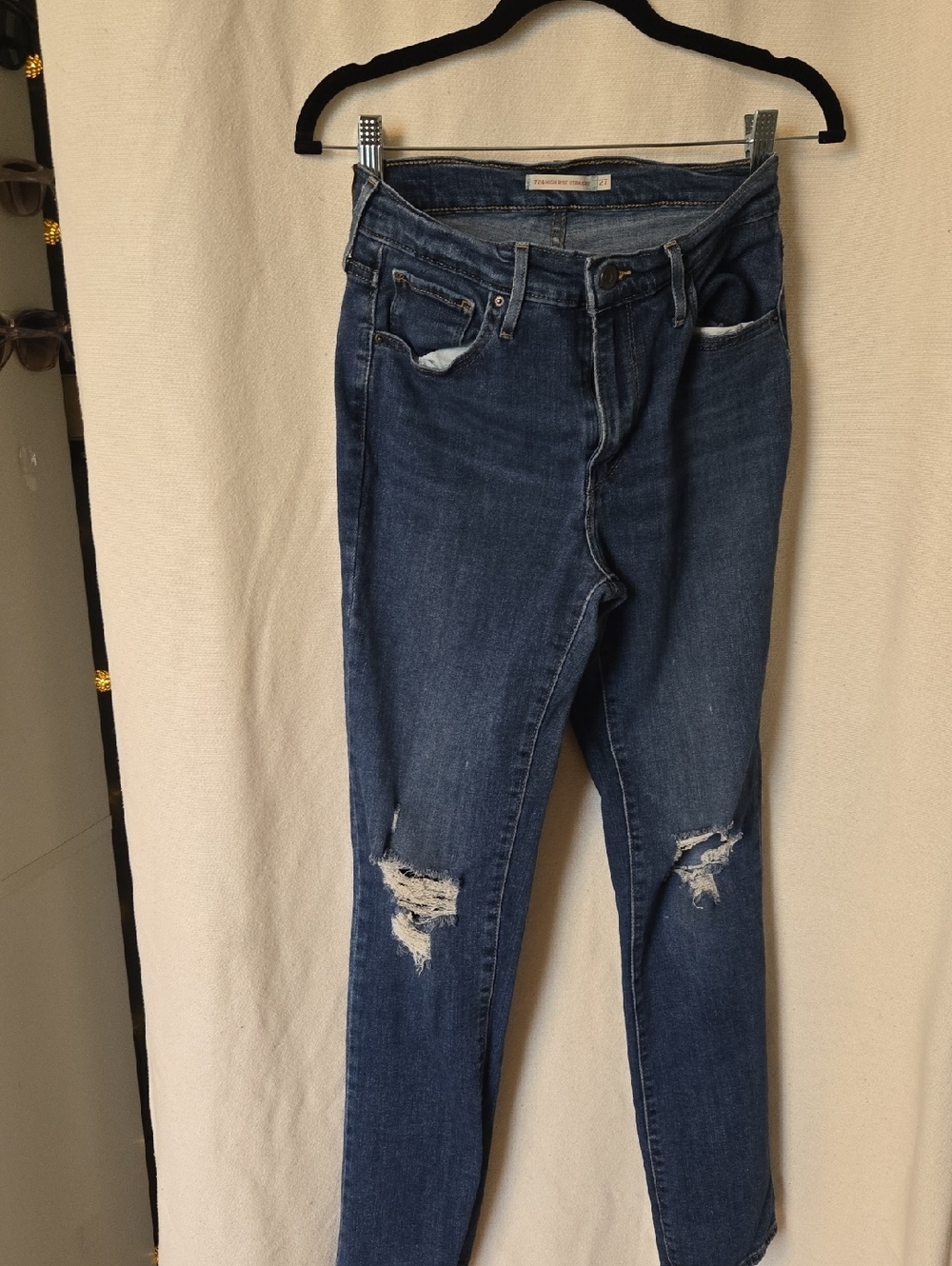 Levi’s 724 High Rise Straight Jeans Distressed Medium Wash Blue Classic Fit